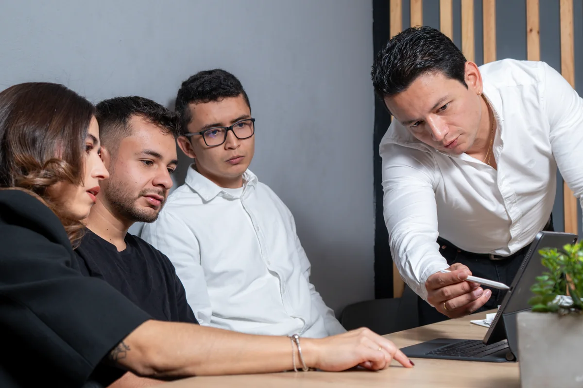 El equipo trabajando en un proyecto